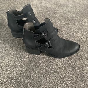 Eurosong black cutout ankle boot 8.5